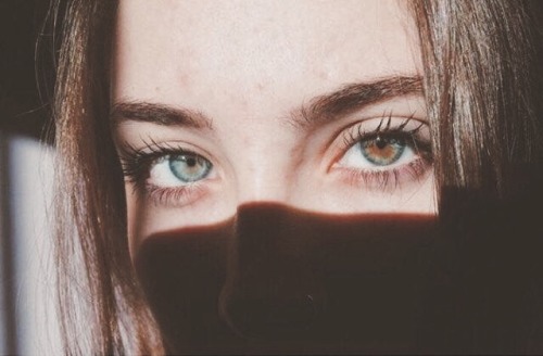 "En realidad el problema no radica en lo bonito de los ojos, mas bien en lo expresivo de las miradas. Y vaya que los ojos son hermosos".